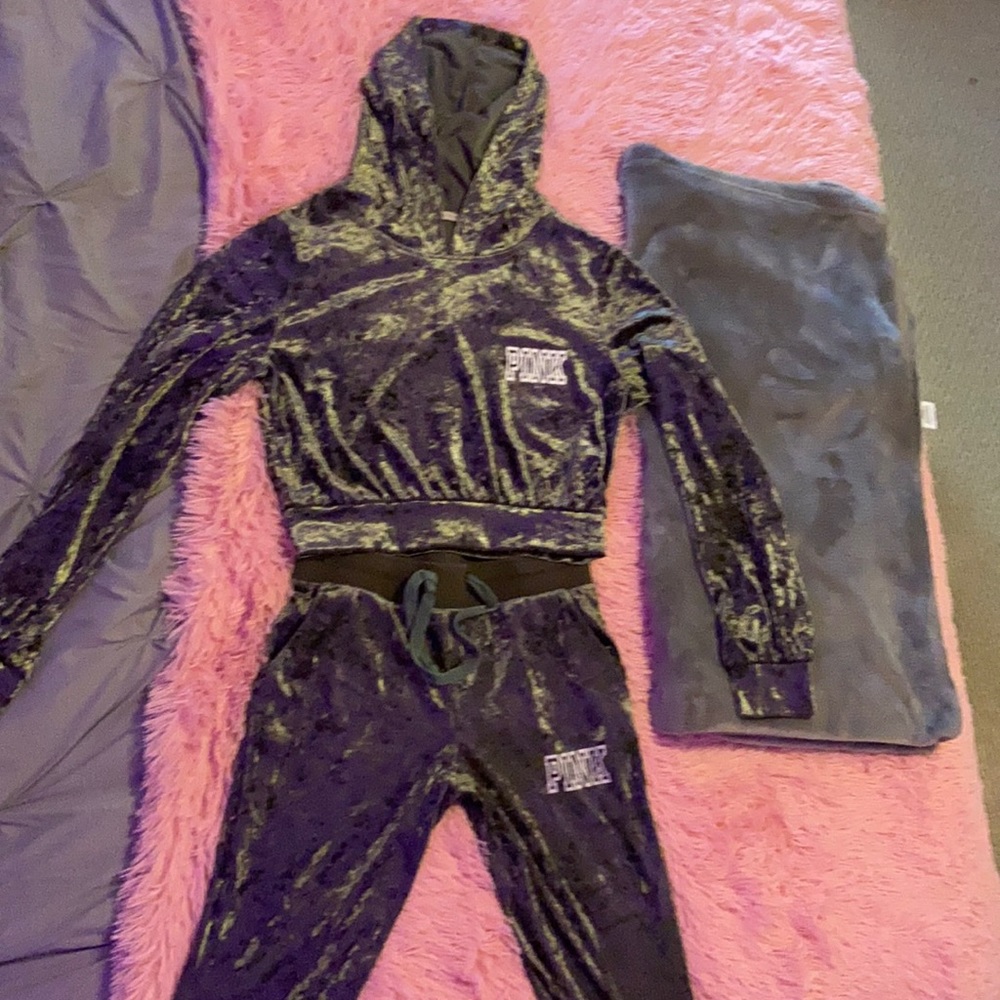 Pink brand velvet army green sizeM